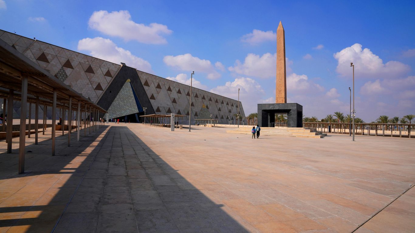 Grand Egyptian Museum bei einem Kairo Tagesausflug per Flug ab Hurghada