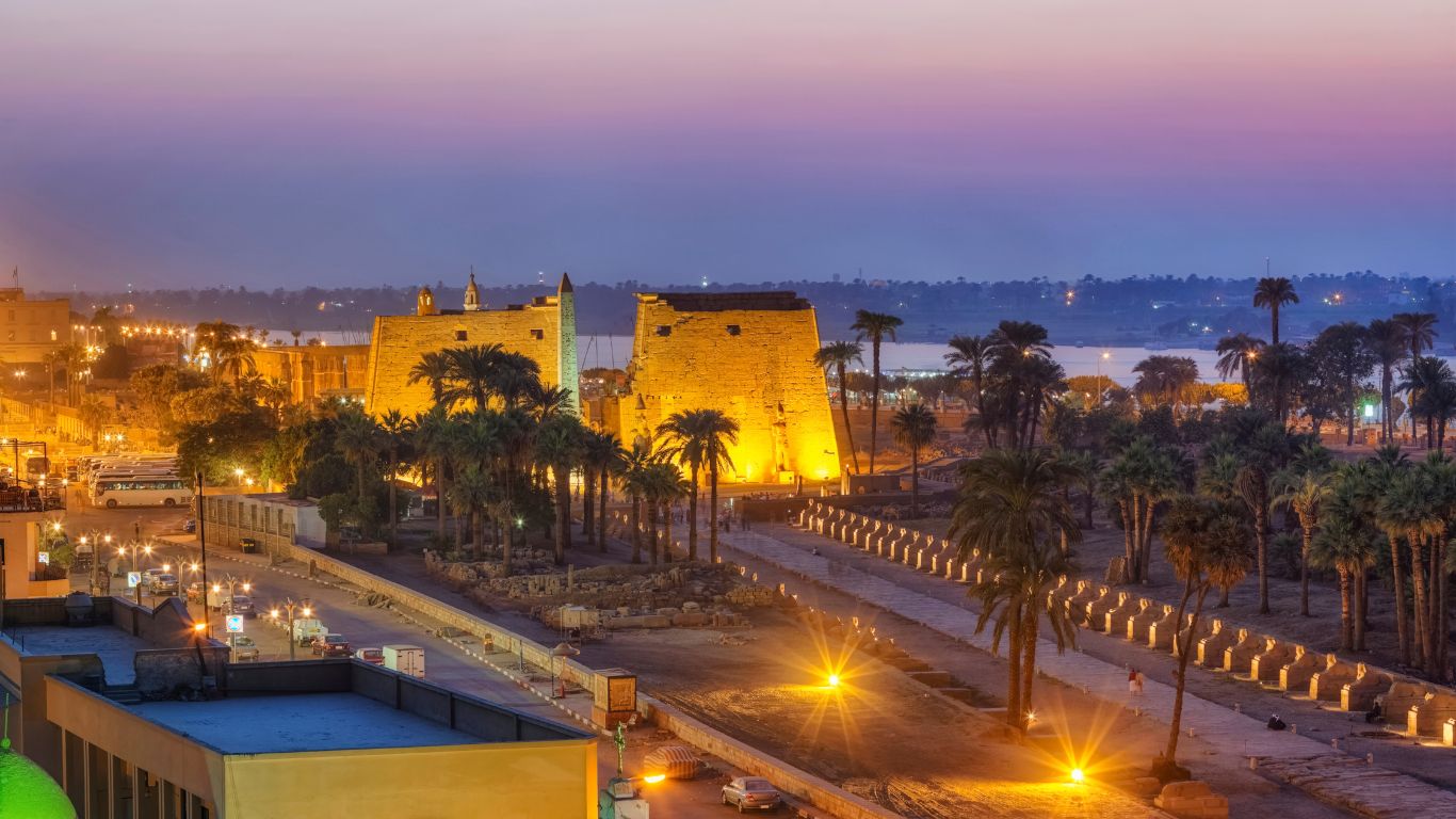 Privater deutschsprachiger &Auml;gyptologe bei einer Luxor Tour in Karnak
