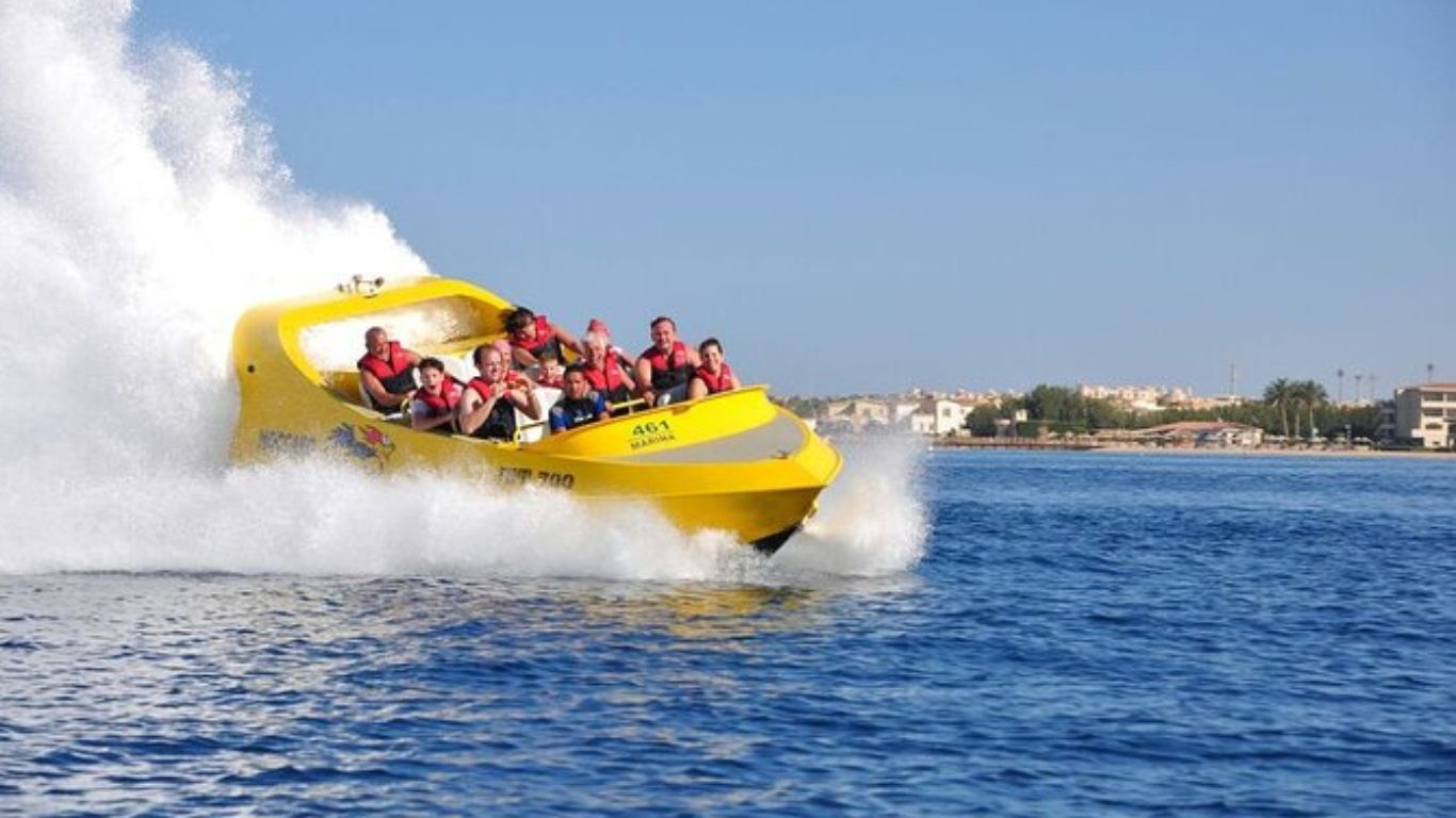 Kommt ein privates Speedboot vor den gro&szlig;en Booten bei Orange Bay an